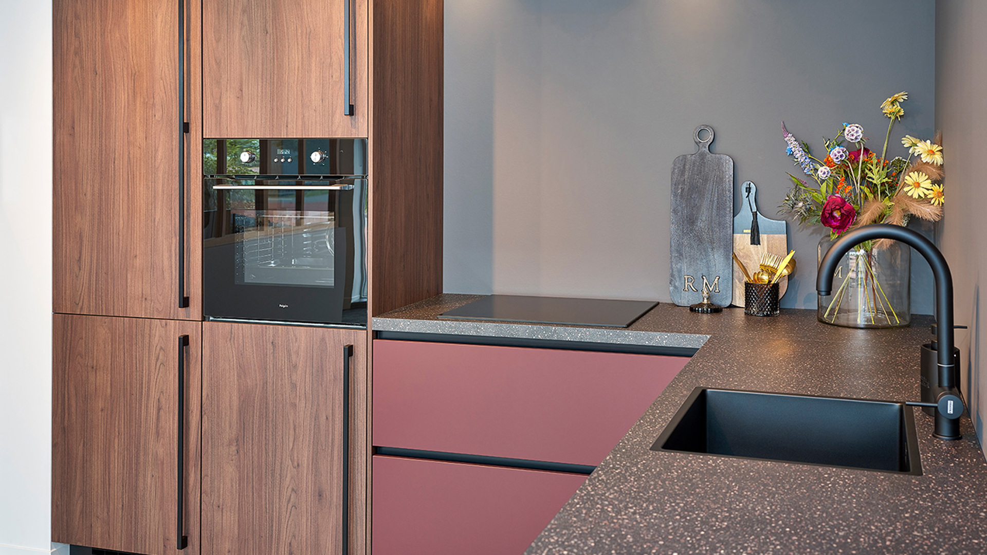 Roestrode keuken met kunststof werkblad