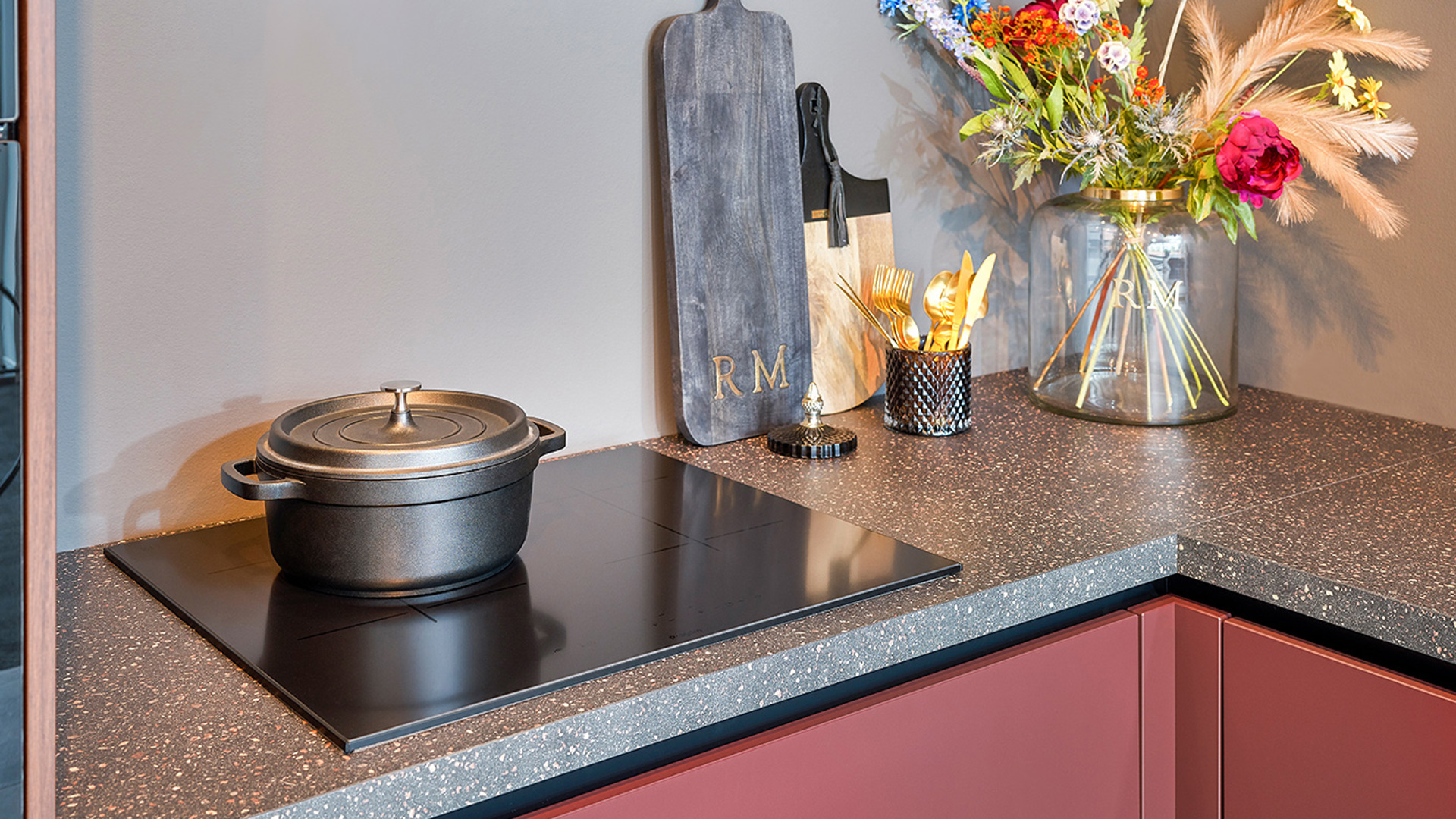 Roestrode keuken met inductiekookplaat