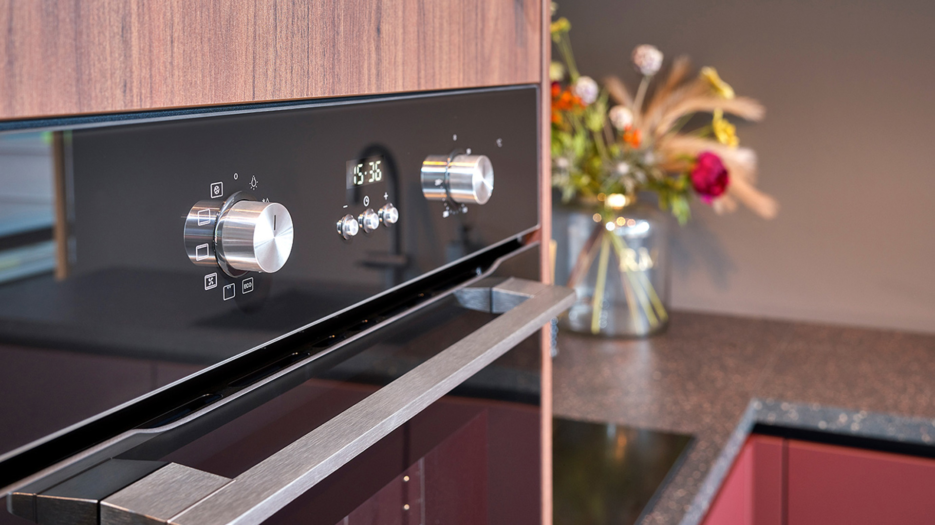 Roestrode keuken met inbouwapparatuur
