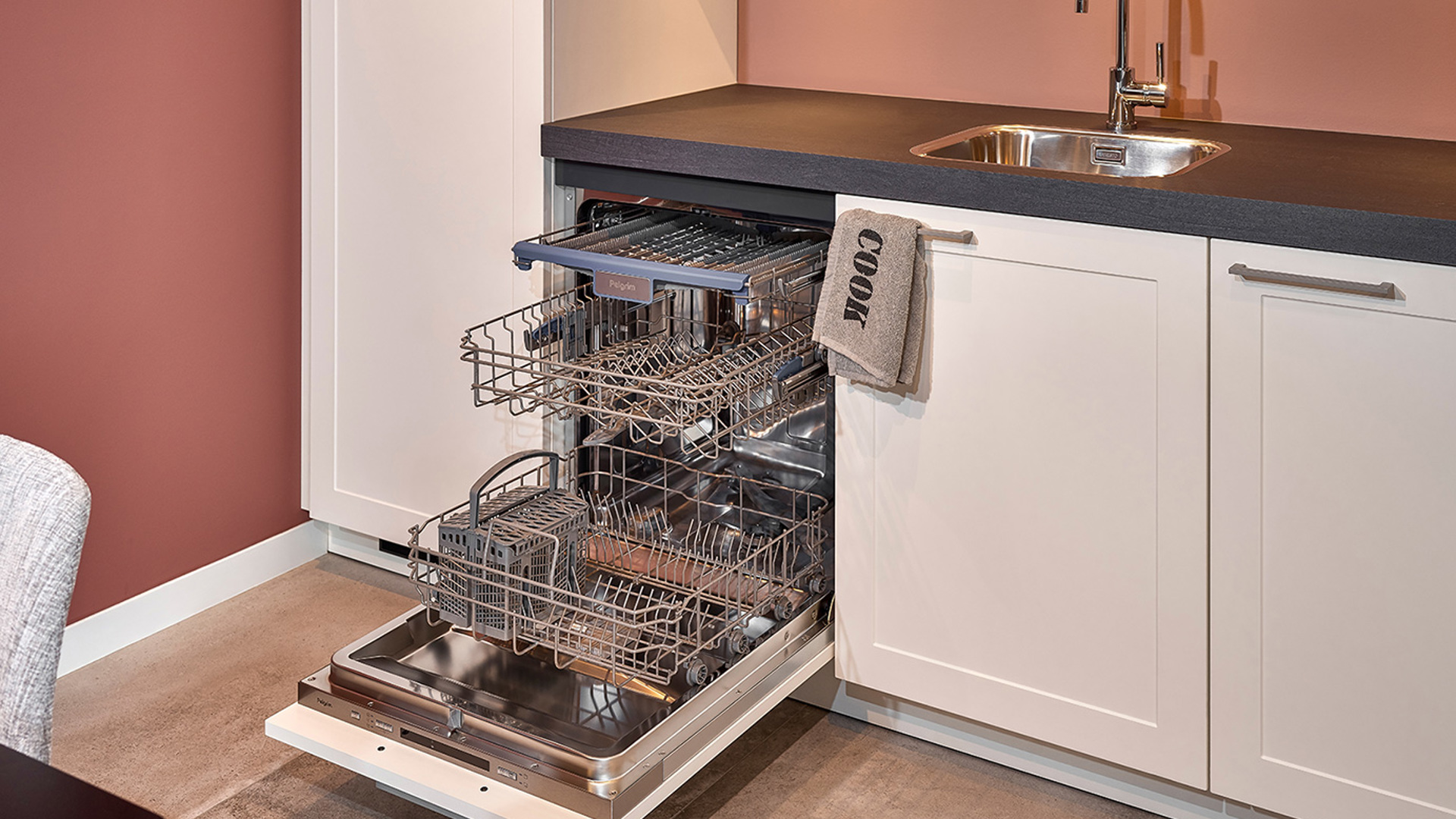 Witte hoekkeuken met vaatwasmachine