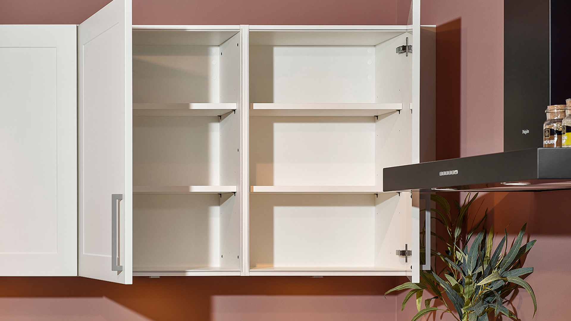 Witte hoekkeuken met bovenkasten