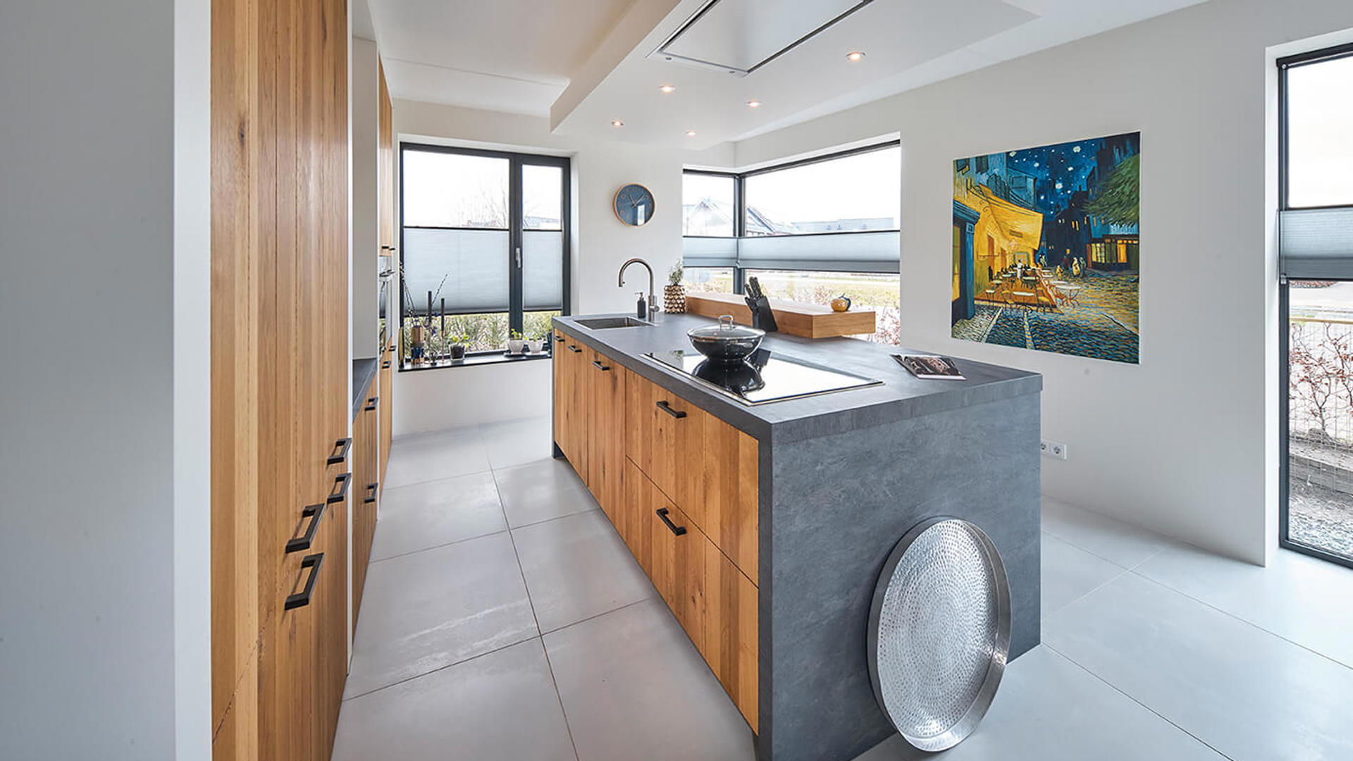 Strakke keuken met zwarte handgrepen