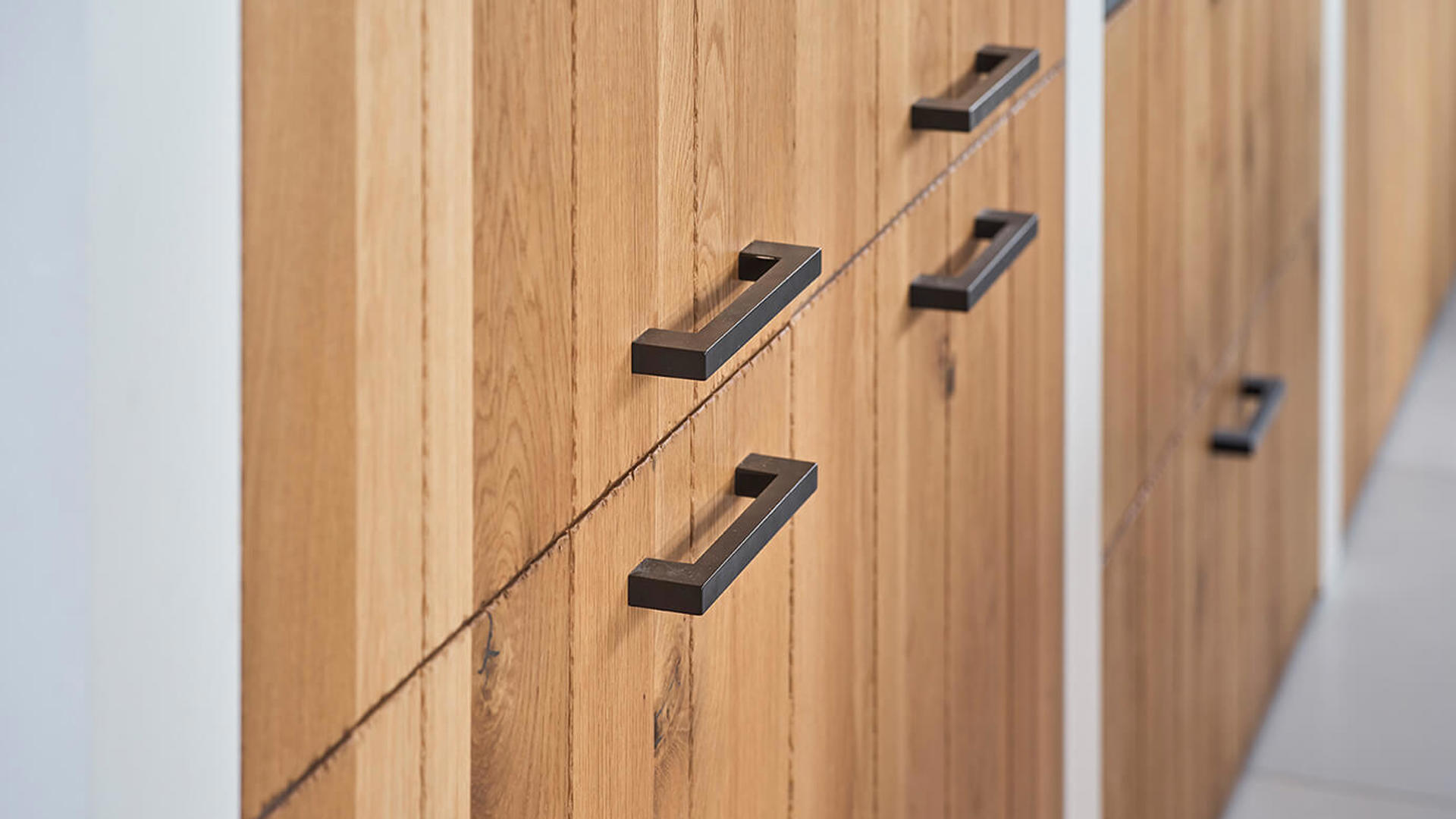 Strakke keuken met eikenhouten fronten