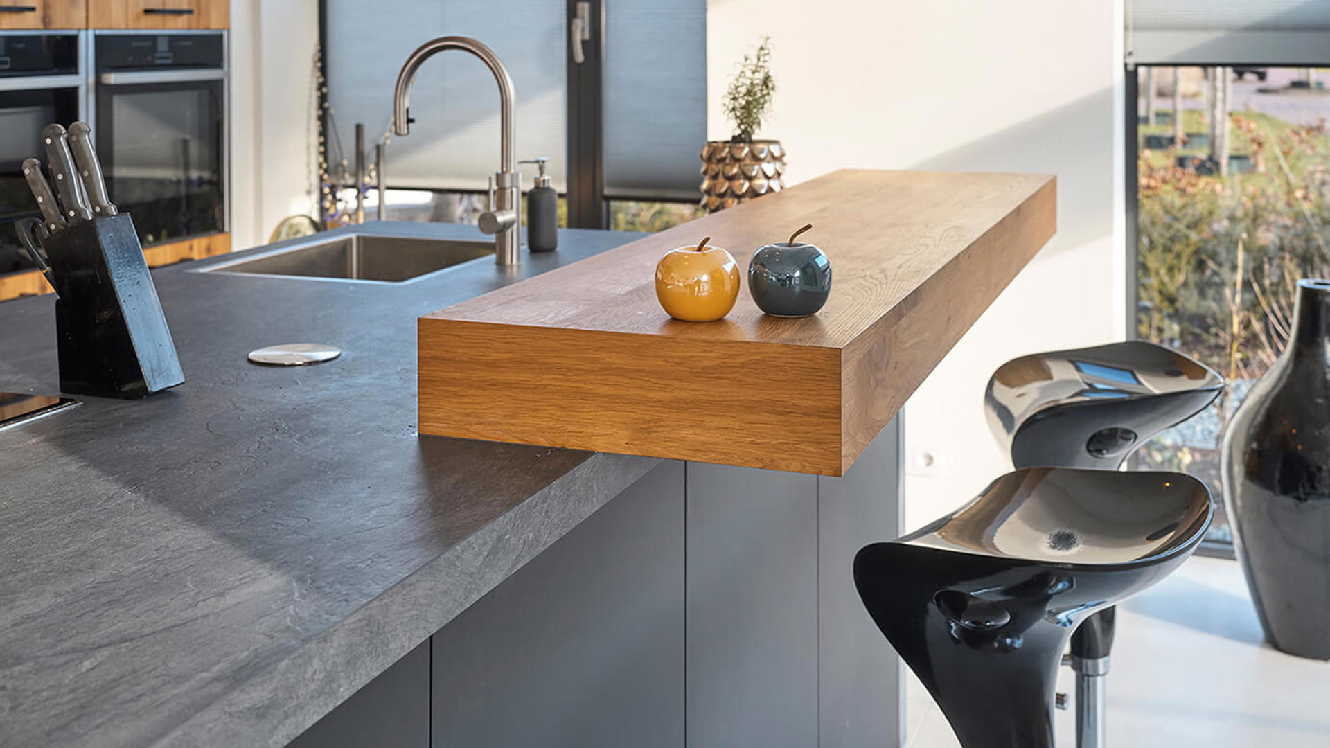 Strakke keuken met bar