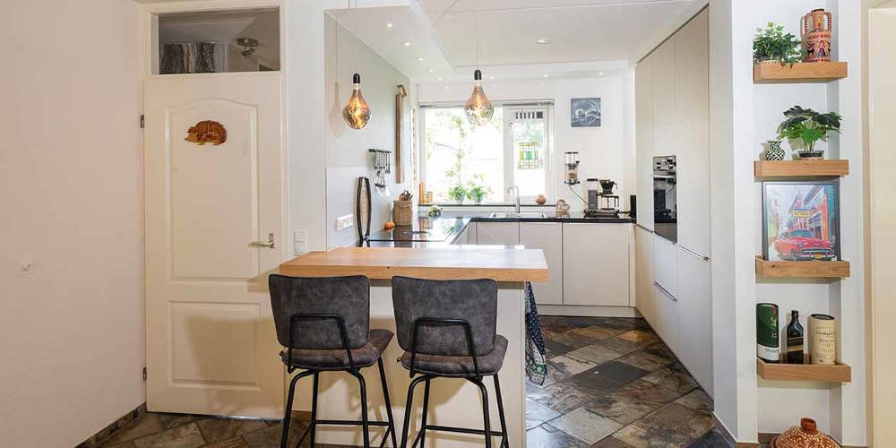 1-zandkleurige-G-keuken-met-bar.jpg