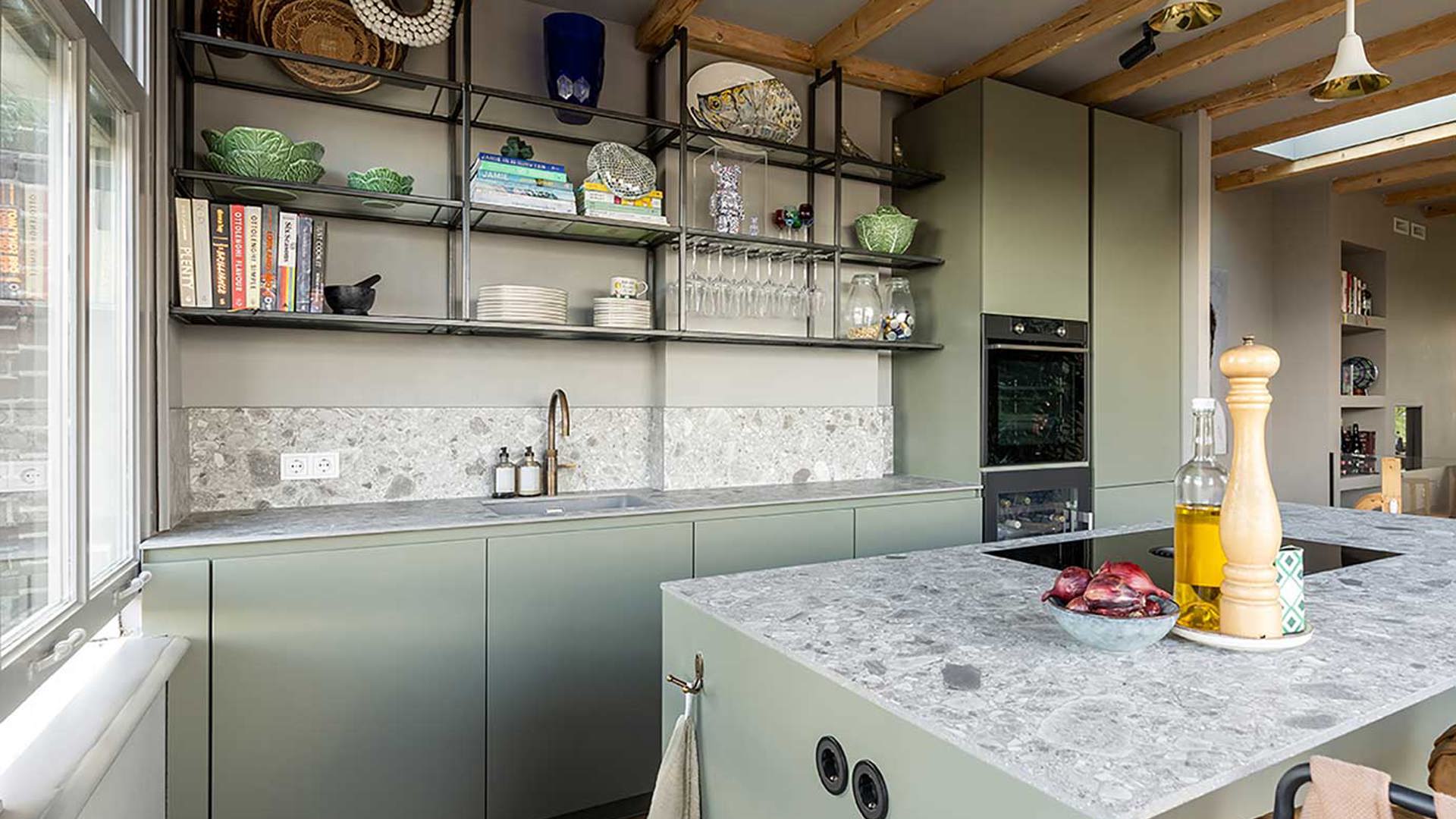 Keuken met eiland olijfgroen