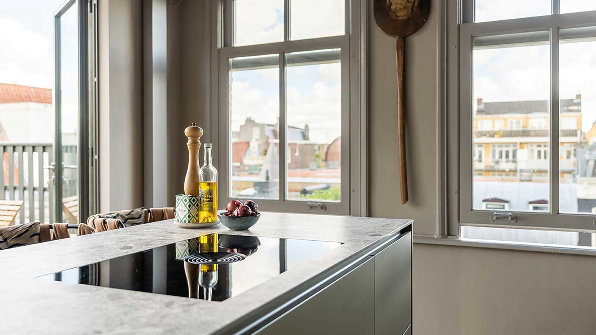 Keuken met eiland olijfgroen inductiekookplaat