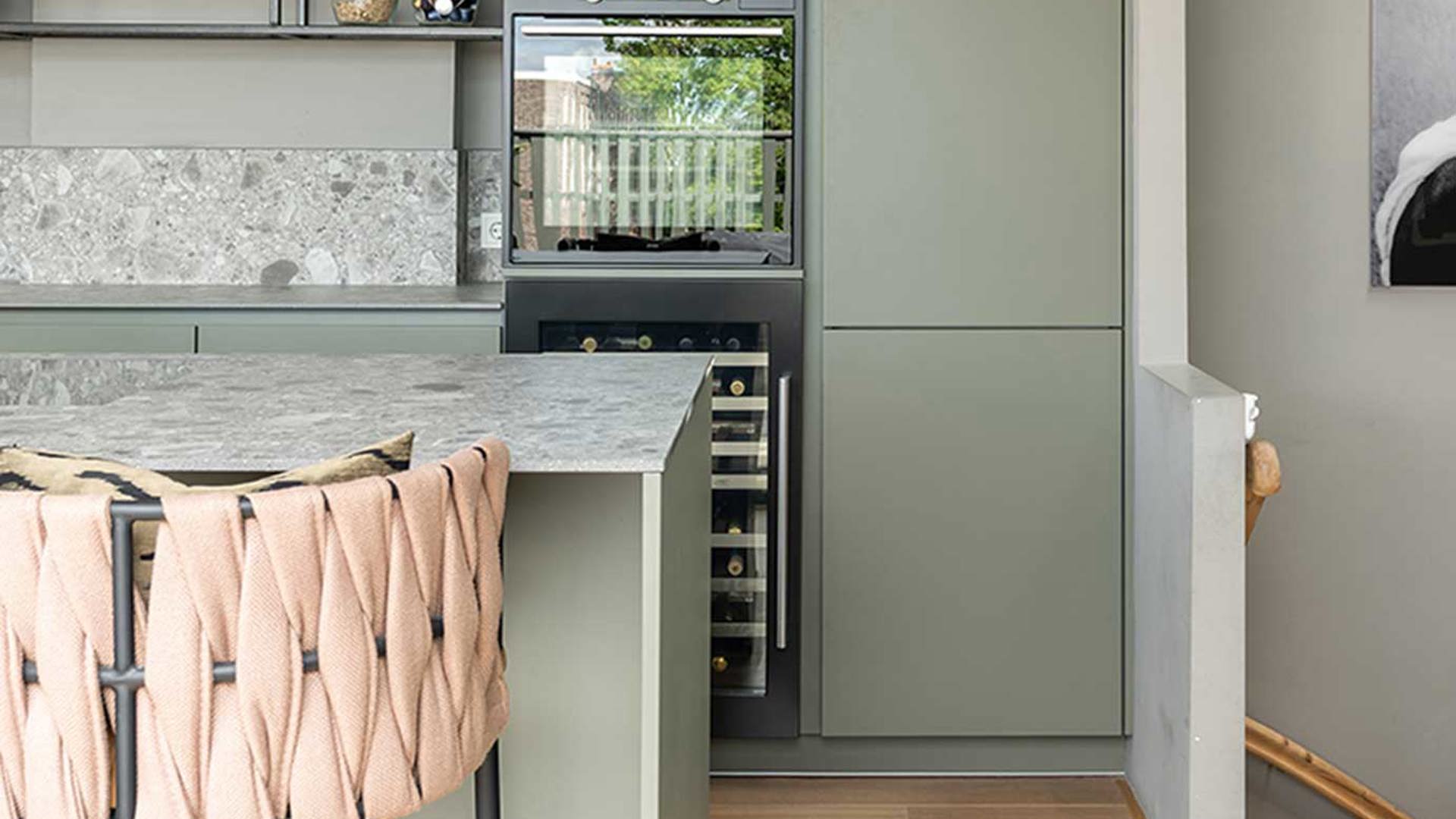 Keuken met eiland olijfgroen inbouwapparatuur