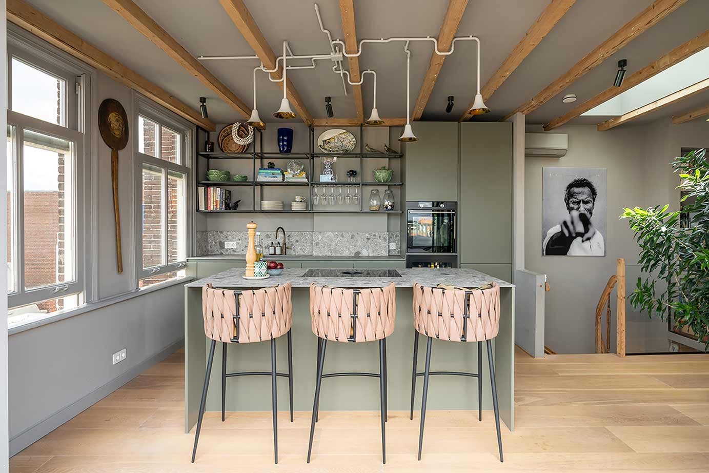 Keuken met eiland olijfgroen