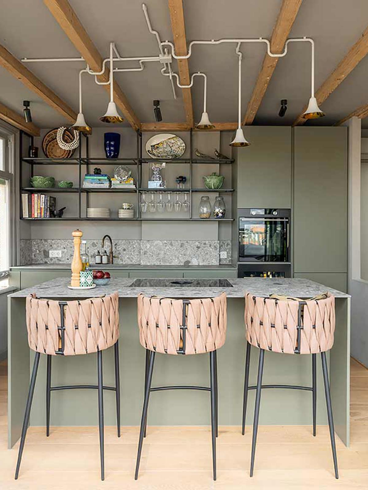 Keuken met eiland en uitzicht over de Amsterdamse grachtengordel Florence uit Amsterdam
