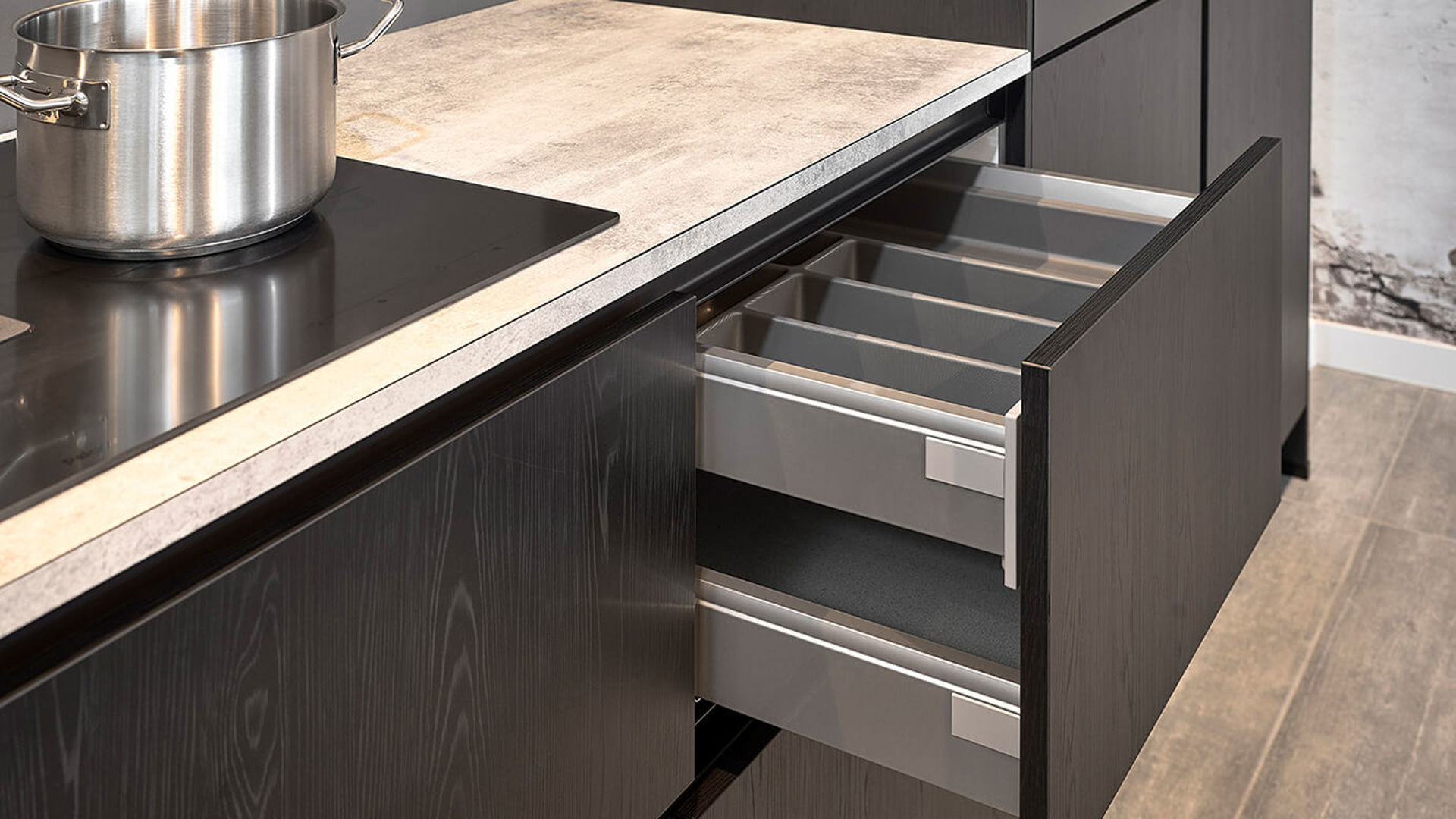 Zwarte houtlook keuken met grote laden bij Ardi Keukens