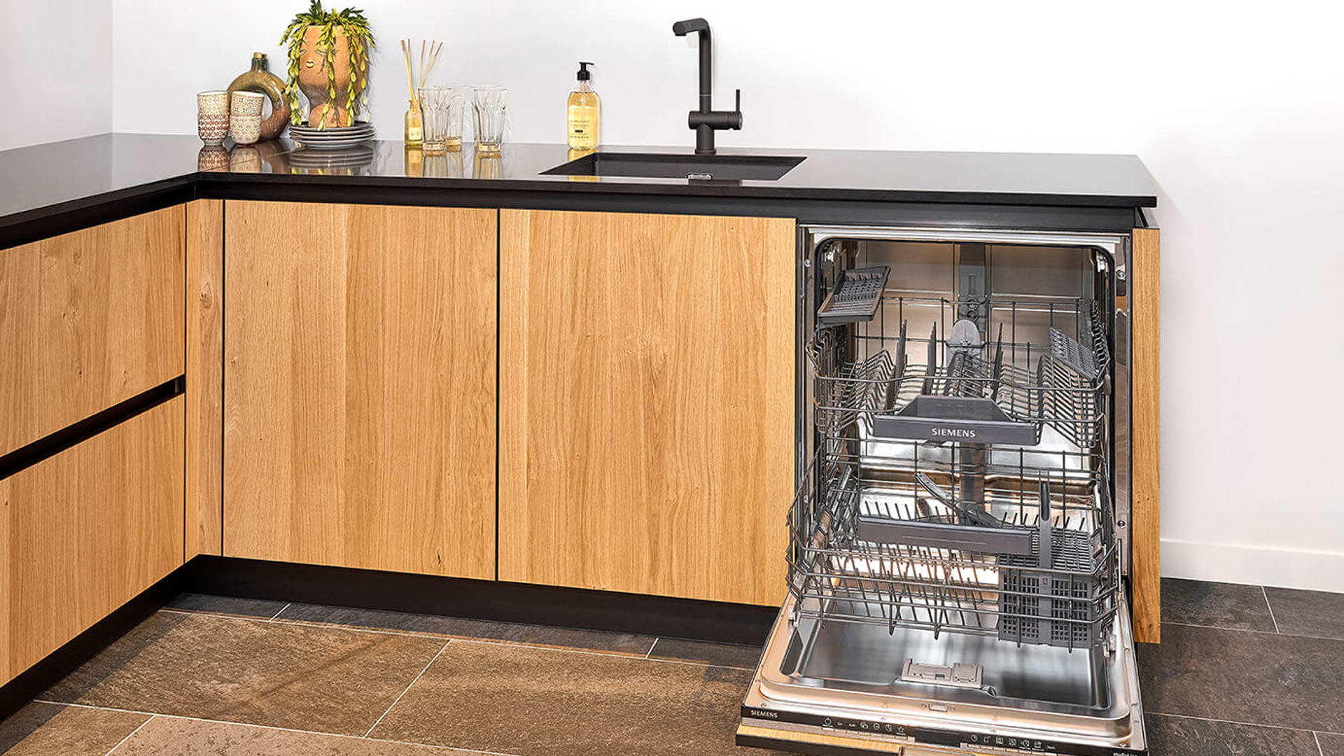 Houten hoekkeuken met vaatwasmachine