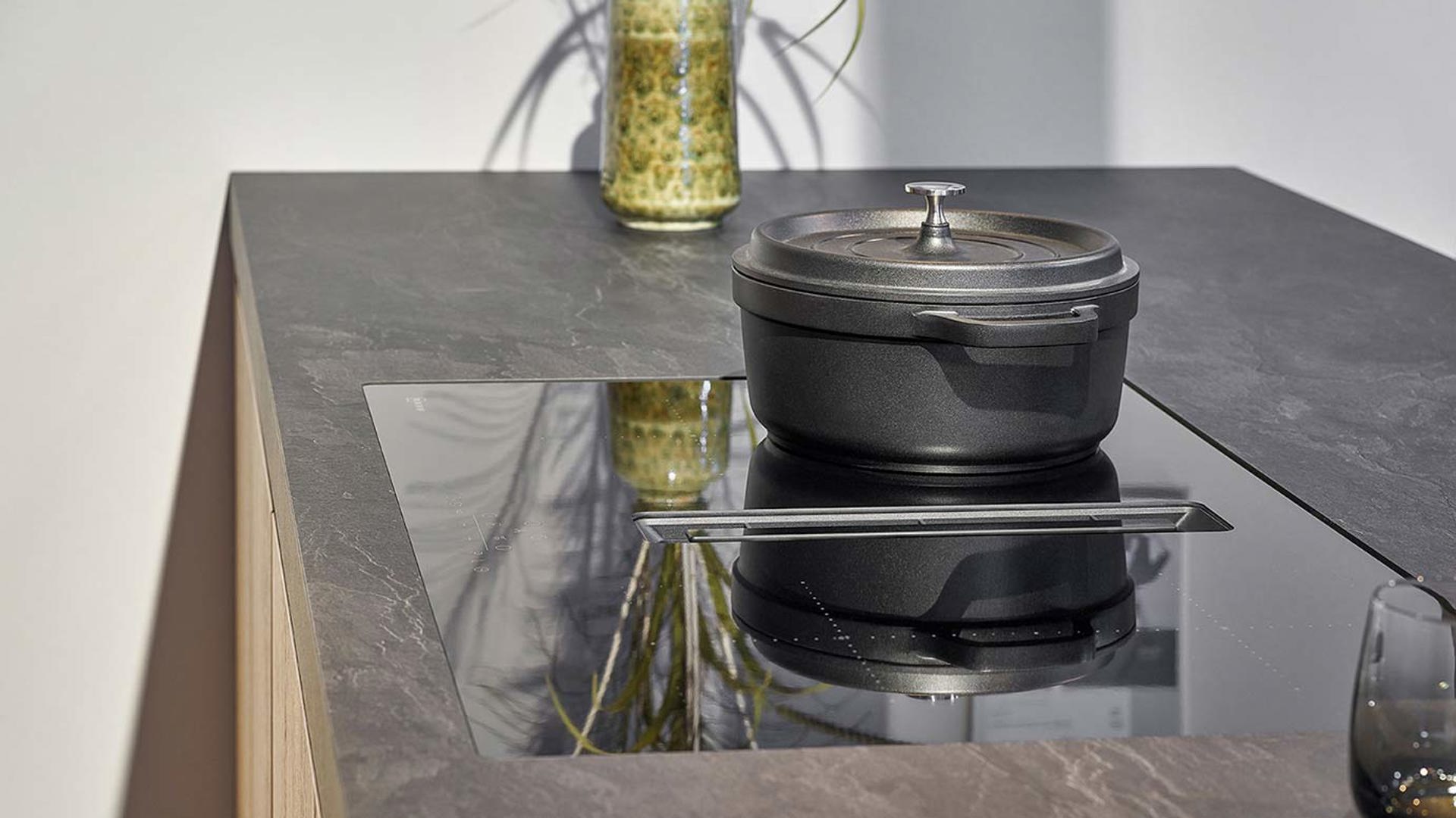 Houten keuken met inductiekookplaat