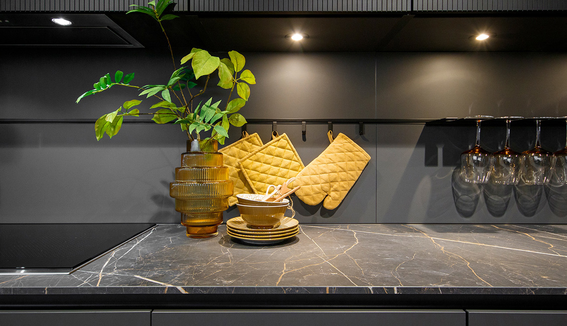 Zwart marmerwerkblad hotel chique keuken