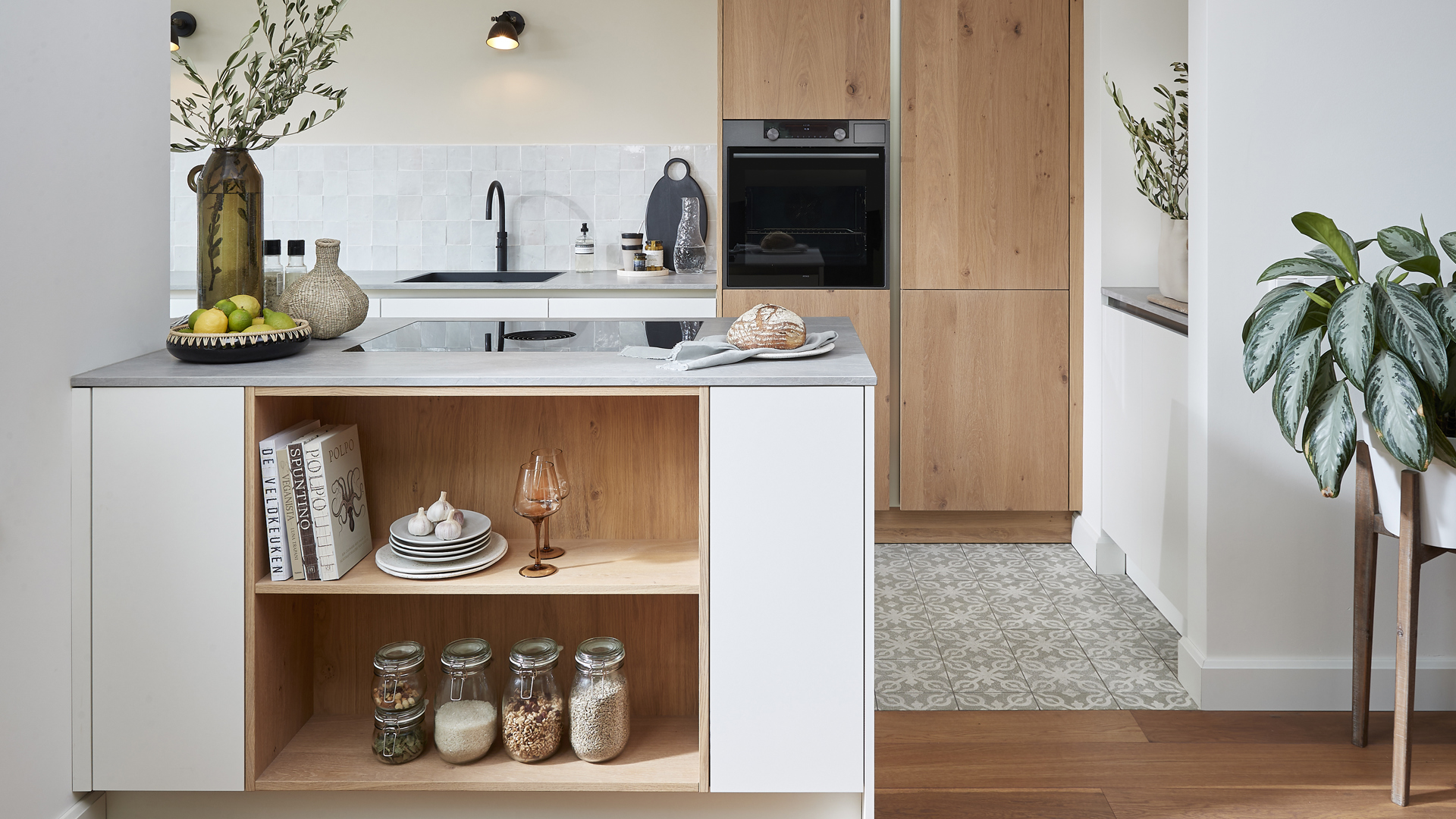 Witte keuken met hout