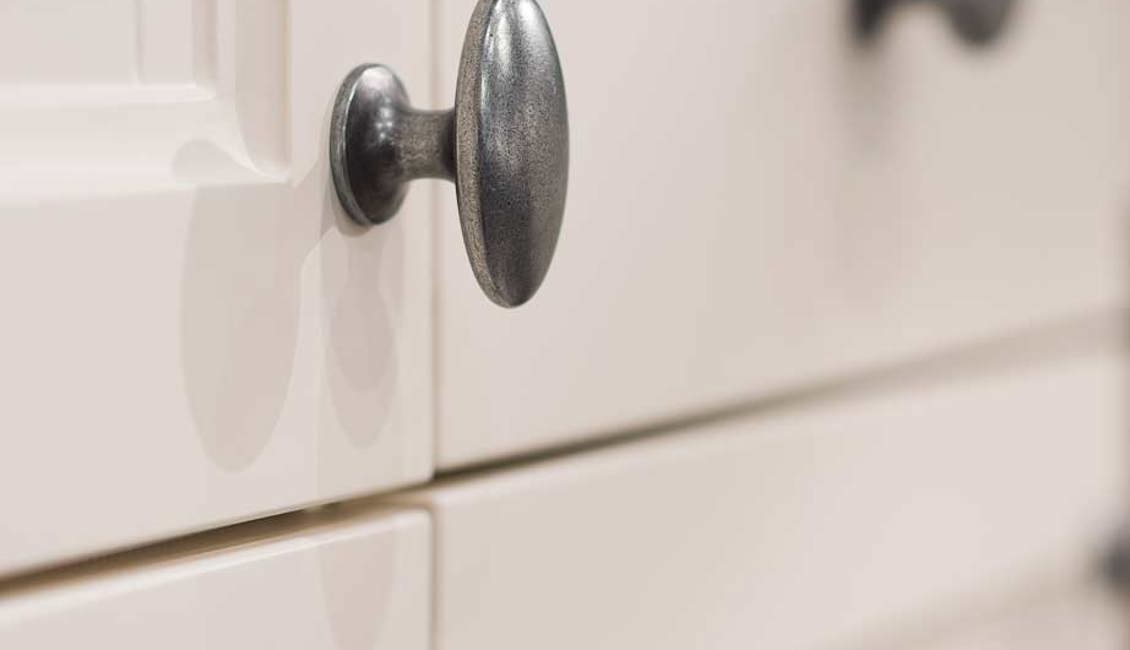 Landelijke keuken met ronde handgrepen
