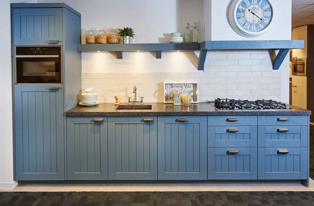 Blauwe keuken in rechte opstelling
