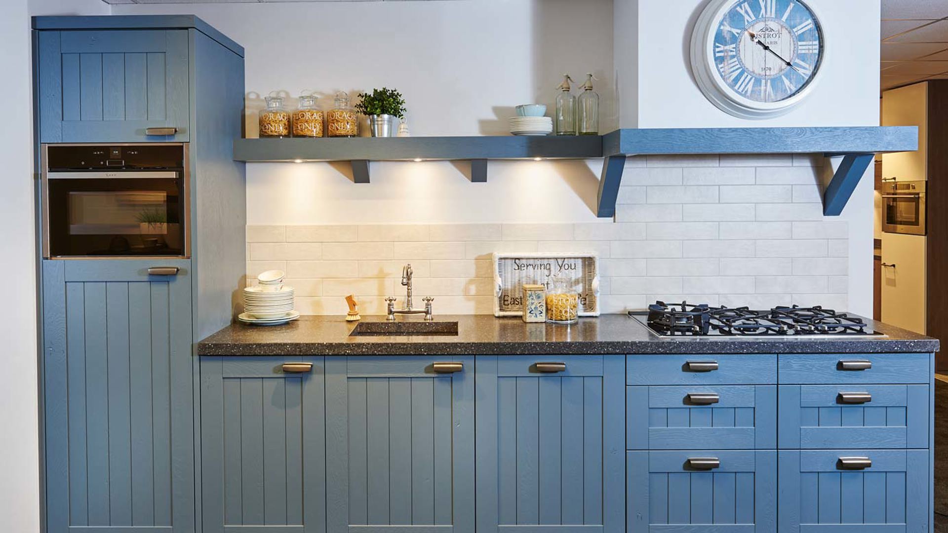 lamp vloek Vervolgen Blauwe keuken met prachtige NEFF apparatuur