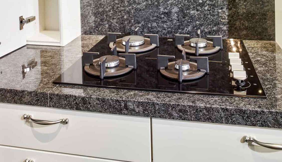 Landelijke keuken met gas op glas kookplaat