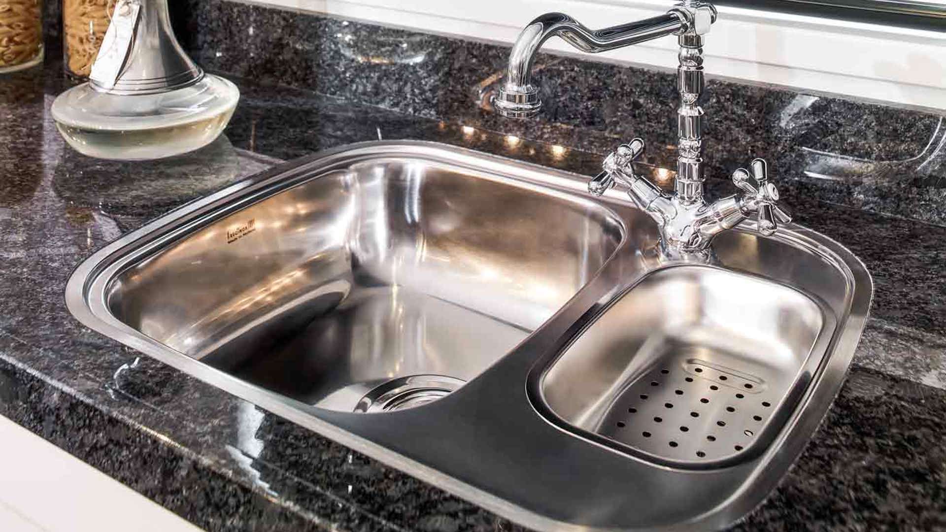 Landelijke keuken met anderhalf spoelbak