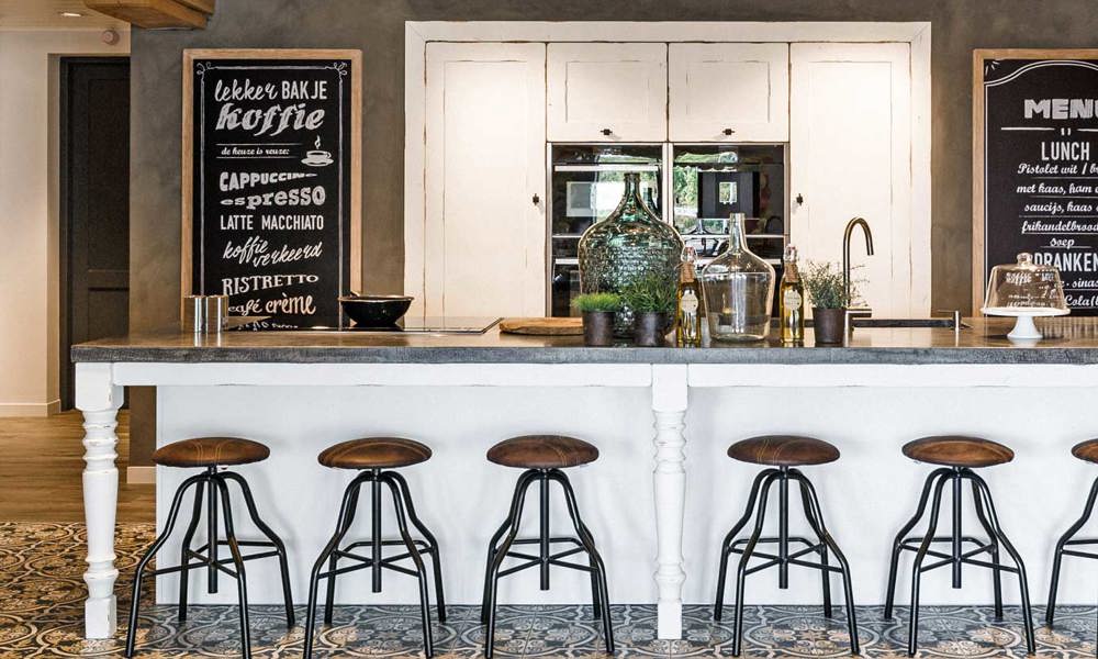 Koffiemachine in landelijke keuken