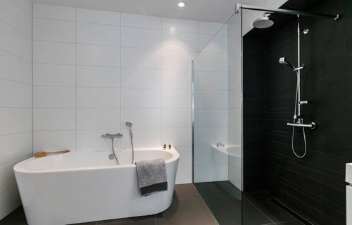 Badkamer Heerde met een losstaand bad