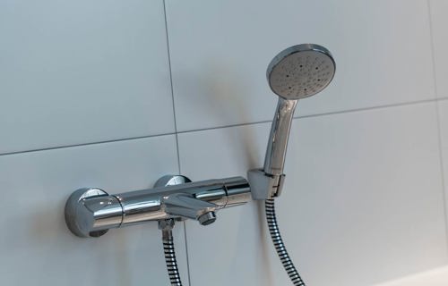 Badkamer Heerde met thermostaatkraan en douchekop