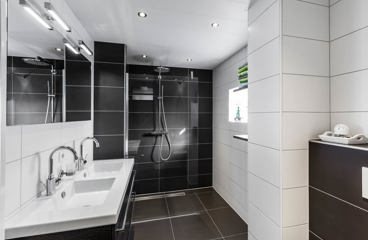 Moderne badkamer met alle voorzieningen die maar nodig zijn
