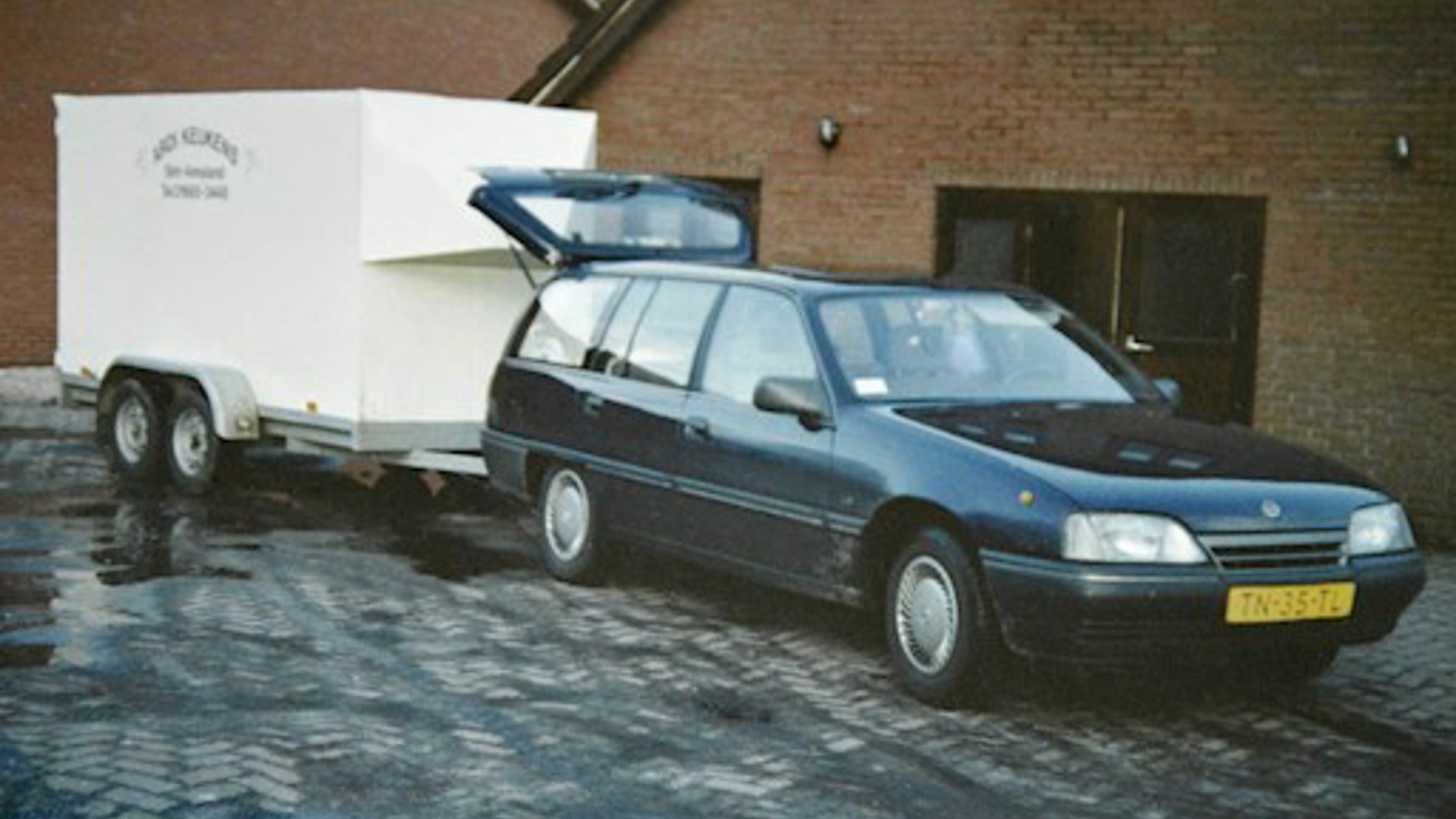 DB Keukens in 1991. Auto met aanhanger.