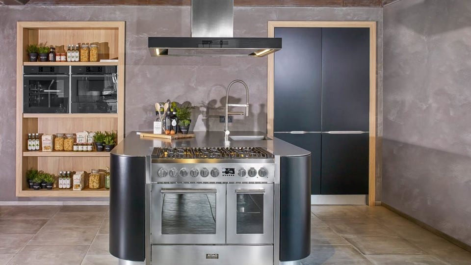 Kookeiland moderne design keuken. Schmidt keukeneiland met ATAG apparatuur.