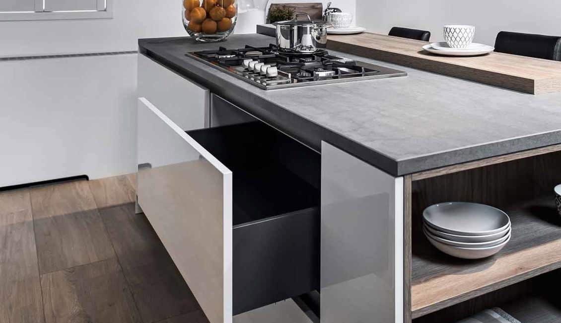Moderne keuken met kookeiland: overzicht eiland
