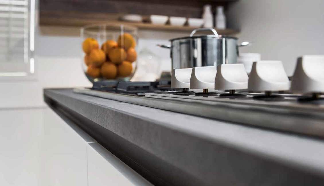 Moderne keuken met kookeiland: laden
