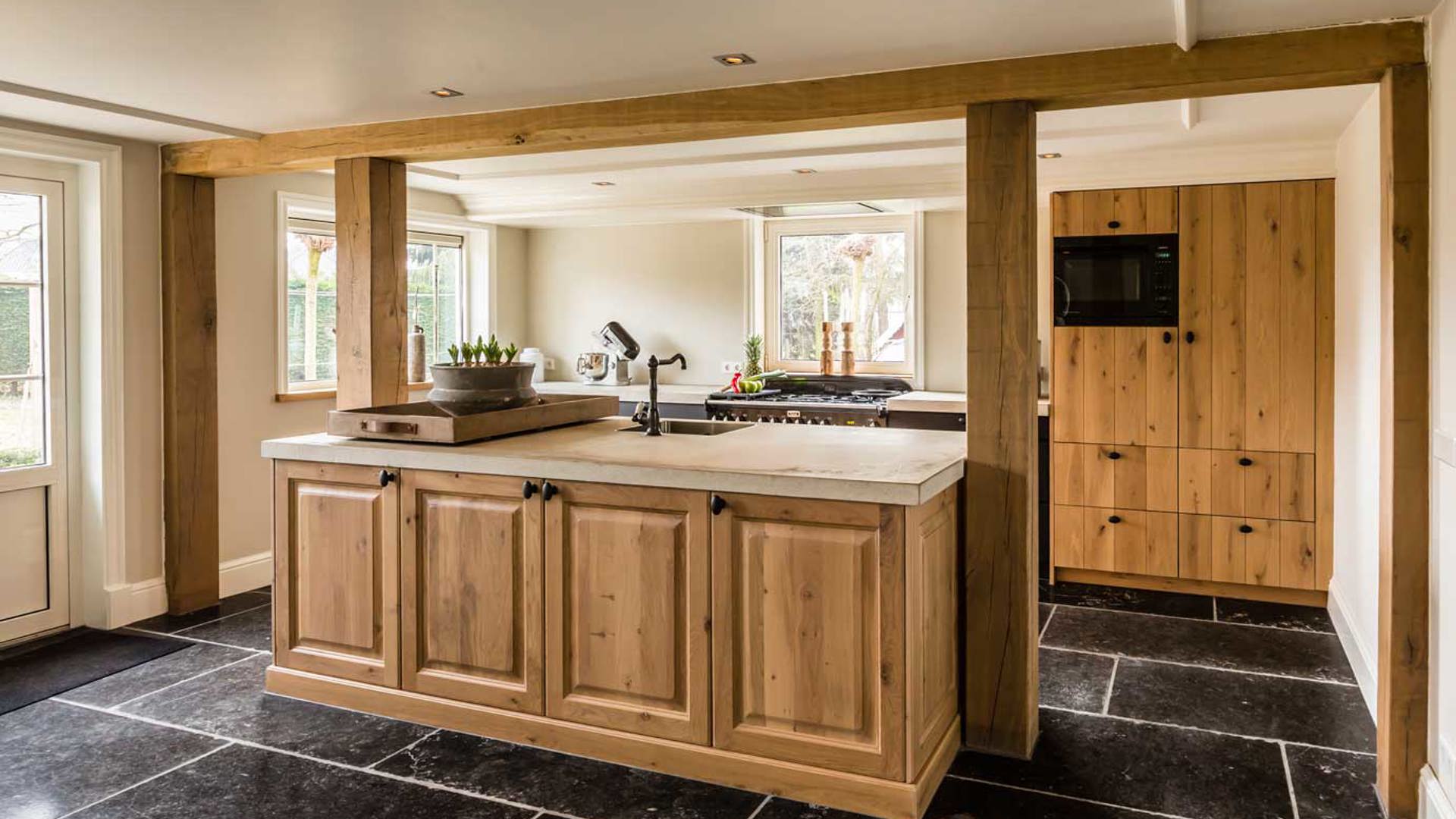 Houten keuken, met eiland en fornuis. Bekijk al onze houten keukens online!