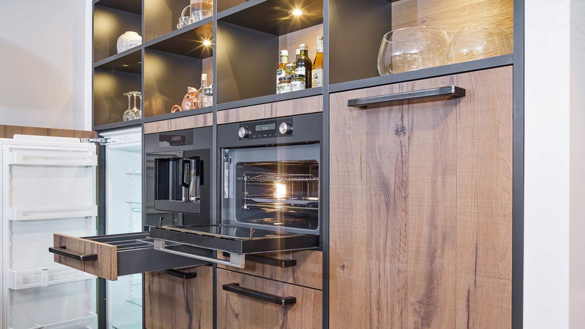 Landelijke keuken met eiland en kastenwand, voorzien van luxe apparatuur van Atag, Liebherr en Novy.
