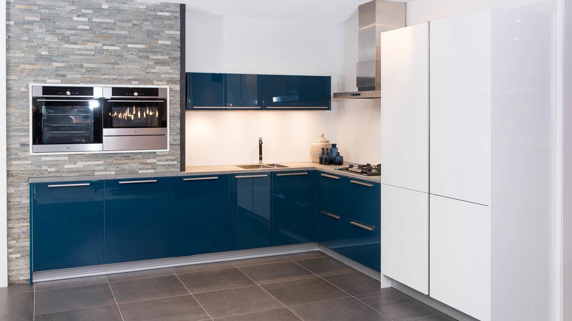 Moderne hoekkeuken in hoogglans met kastenwand