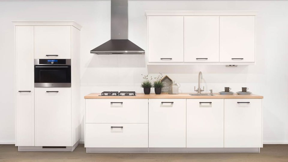 Tijdloze keuken in rechte opstelling en in witte kleur
