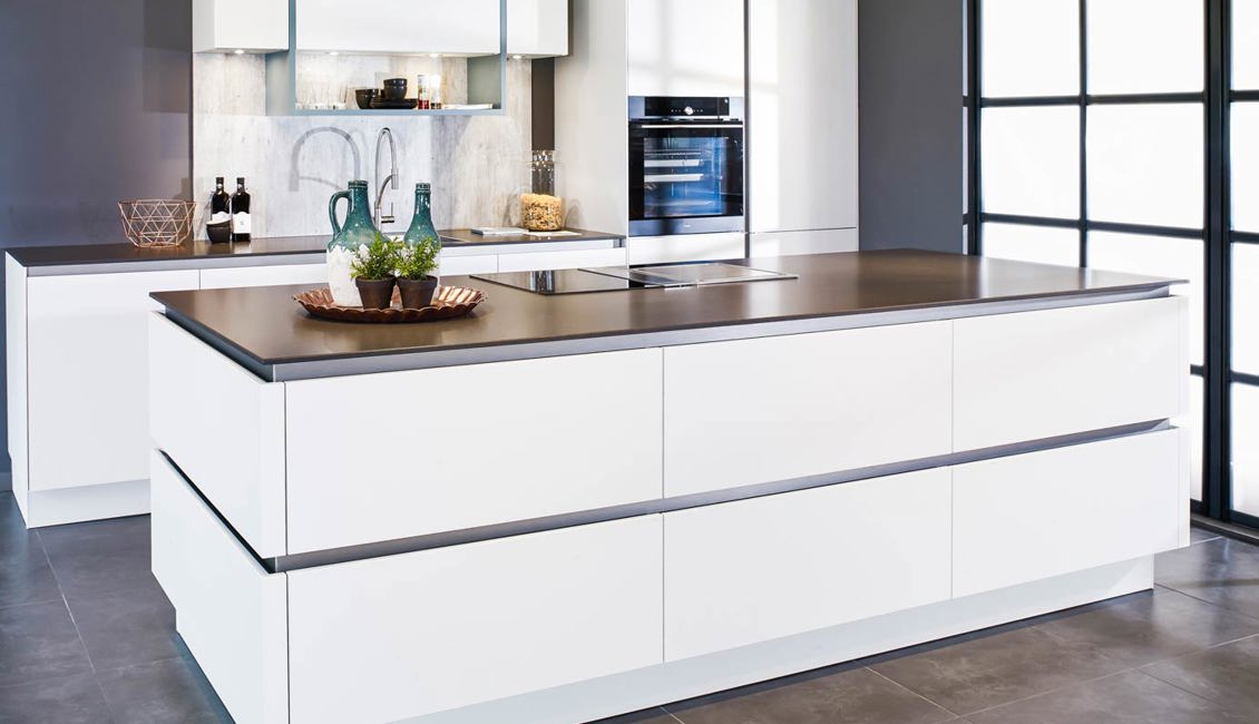 Greeploos modern kookeiland met kastenwand