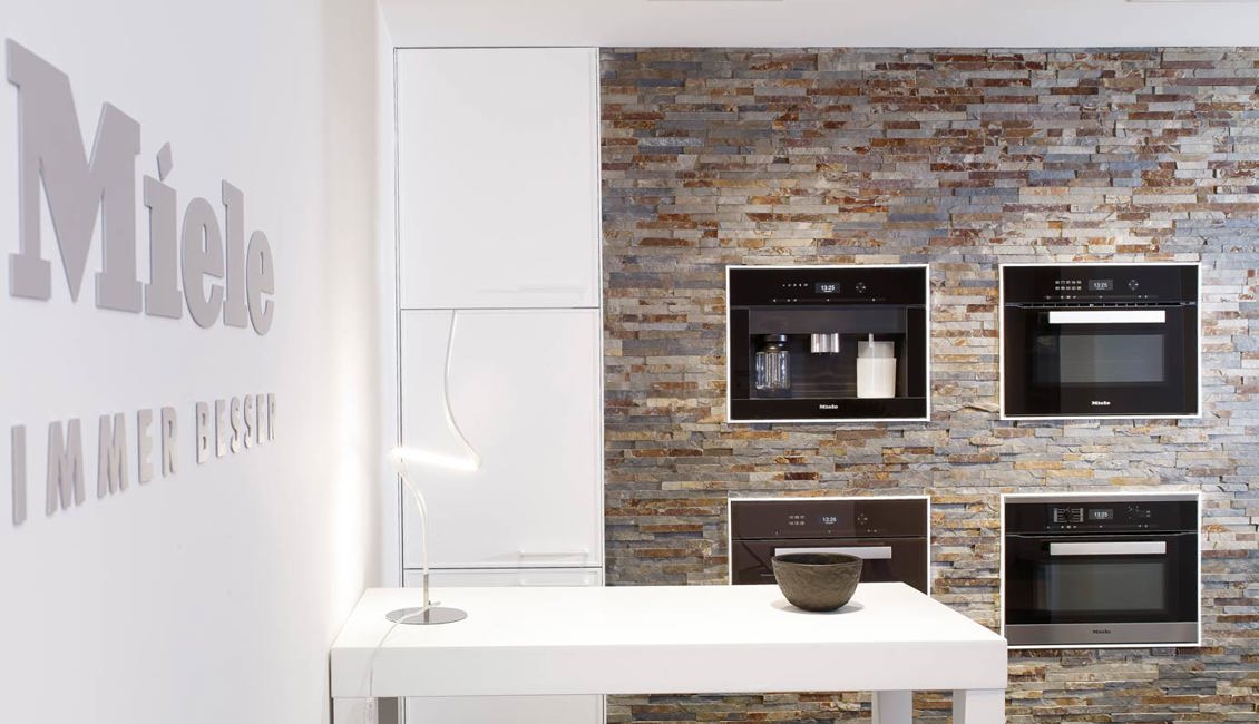 Ton sur Ton design keuken in wit met veel Miele apparatuur.