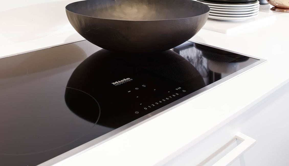 Witte Ton sur Ton design keuken met Miele inductiekookplaat