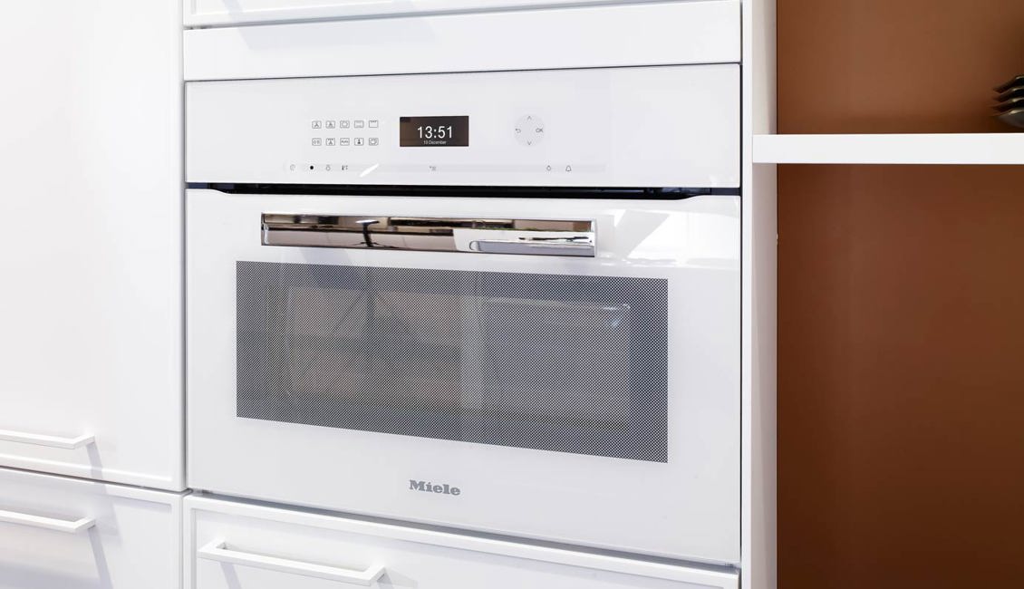 Witte Ton sur Ton design keuken met Miele combi-magntron