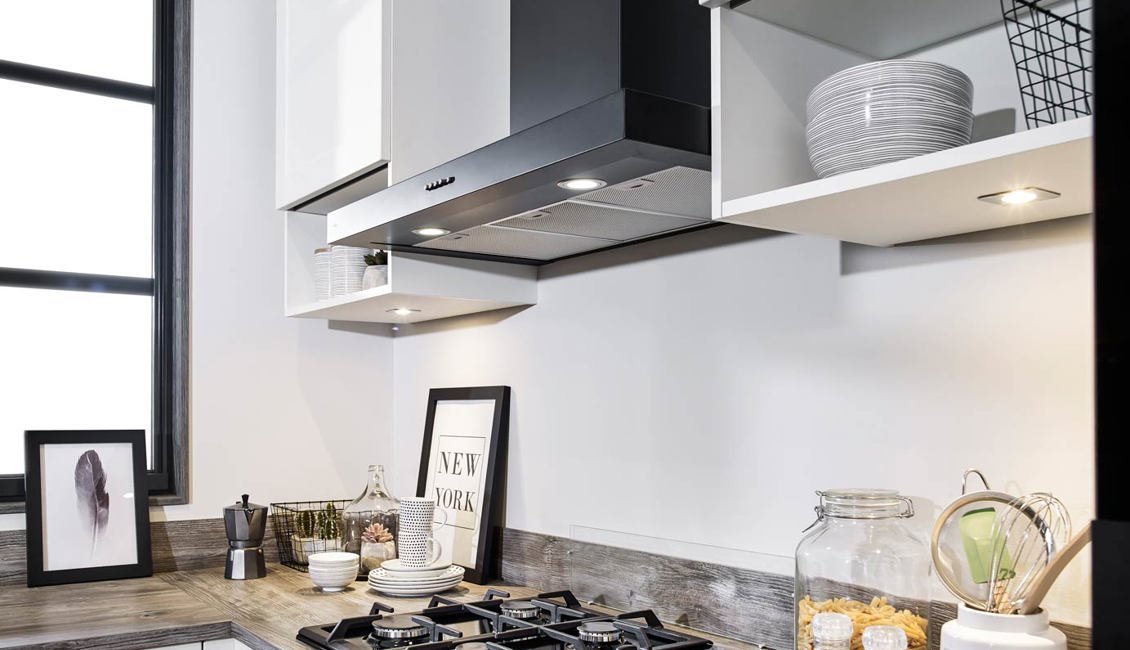 Tijdloze hoekkeuken met verlichting onder bovenkastjes