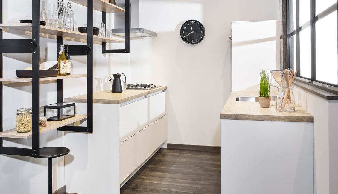 Industriële Parallel keuken met greeploos front in witte kleur
