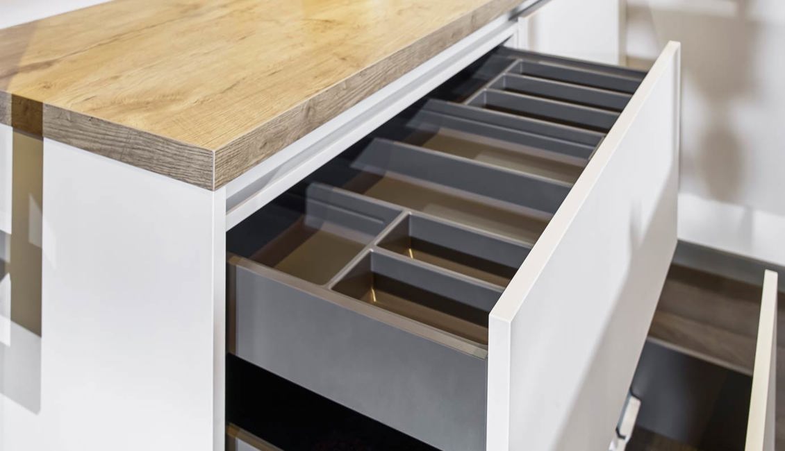Industriële Parallel keuken met brede lades en greeploos front
