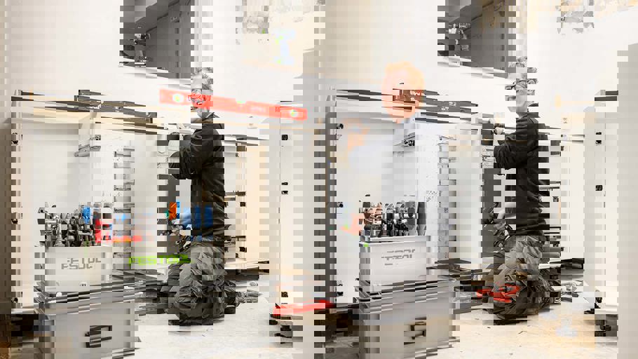 De montage van uw keuken wordt gedaan door eigen mensen. Vakmannen met oog voor detail.