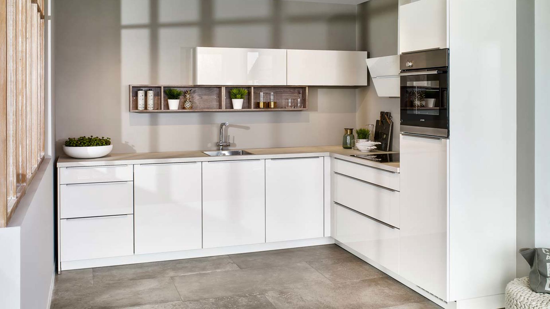 Moderne goedkope hoekkeuken met greeploos front