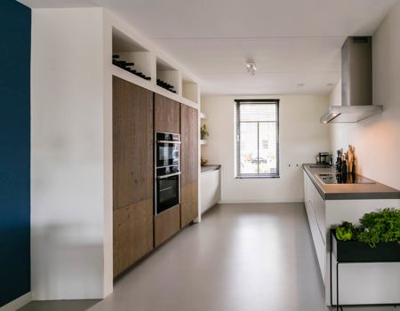 Moderne keuken Amsterdam met kastenwand