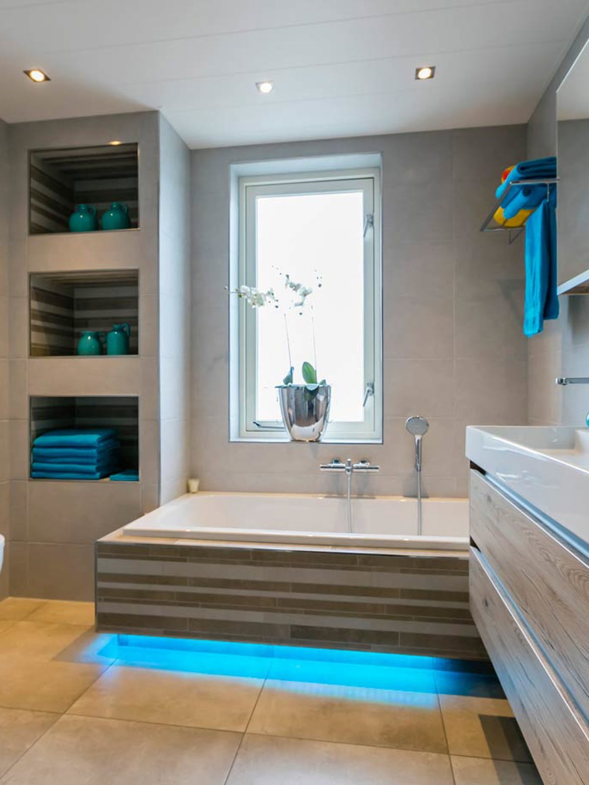 Luxe badkamer door slim materiaalgebruik Gert en Lia Ruitenberg uit Ermelo