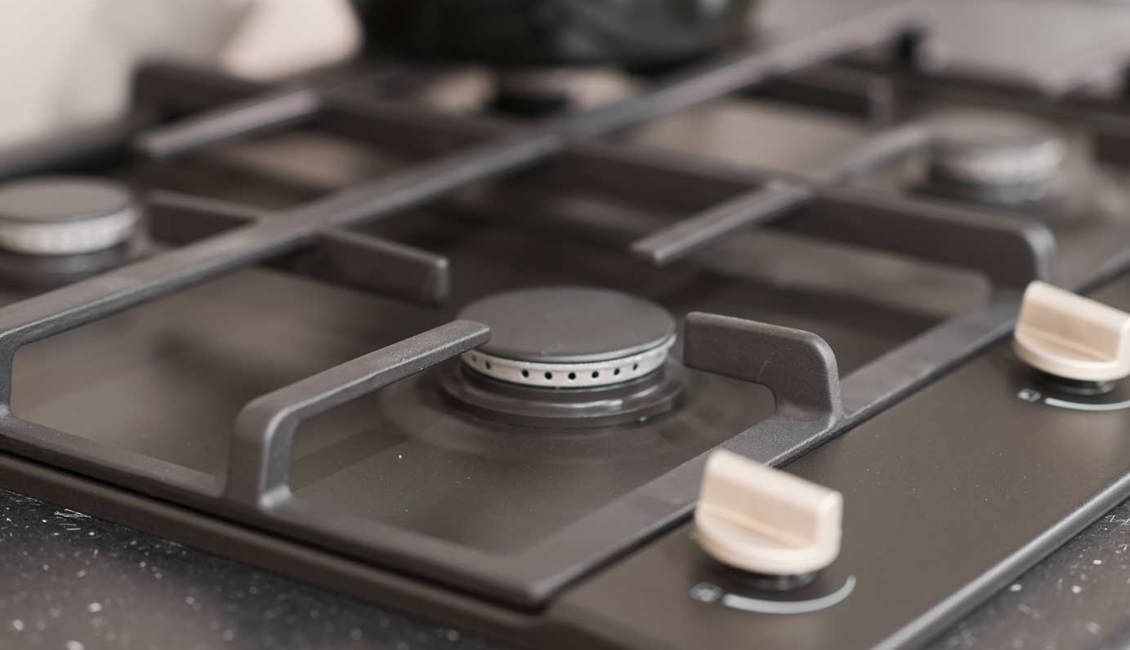 Landelijke keuken met gaskookplaat met bovenbediening