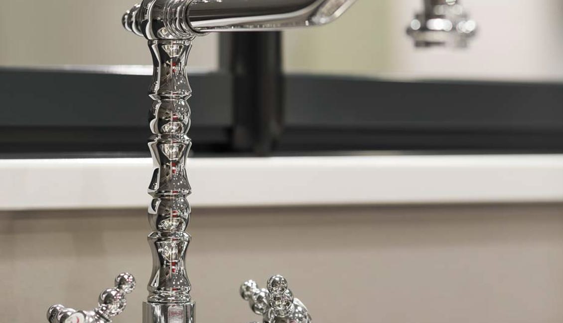 Landelijke keuken met landelijke kraan