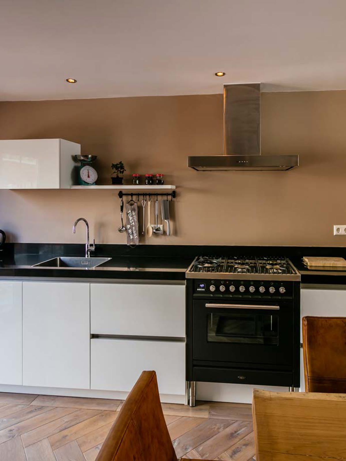 Witte, greeploze keuken met open uitstraling Gemma en Pieter Koffeman uit Urk